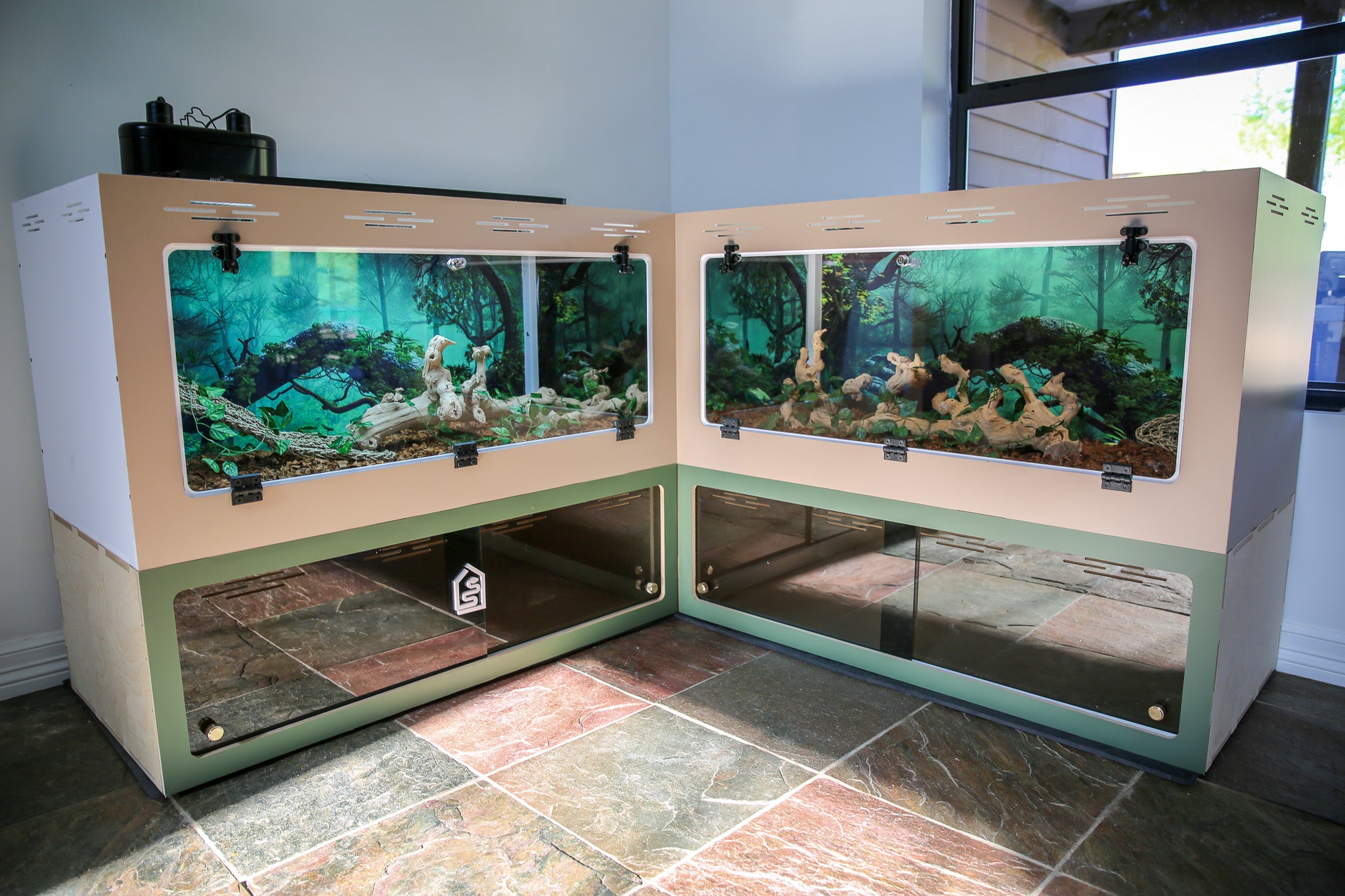 Dual 2025 reptile enclosure